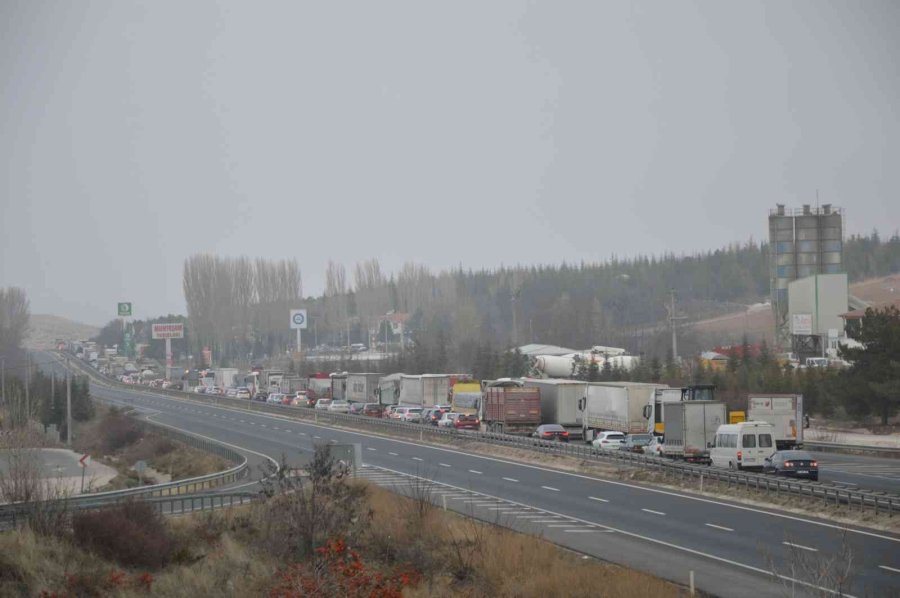 Sivrihisar’da Hafriyat Kamyonu Devrildi, Sürücü Yaralandı