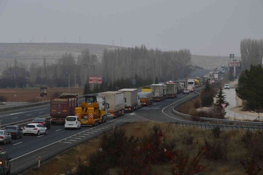 Sivrihisar’da Hafriyat Kamyonu Devrildi, Sürücü Yaralandı