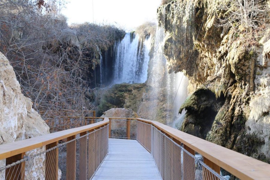 Ziyaretçileri Hayran Bırakan Doğa Hazinesi: "yerköprü Şelalesi"