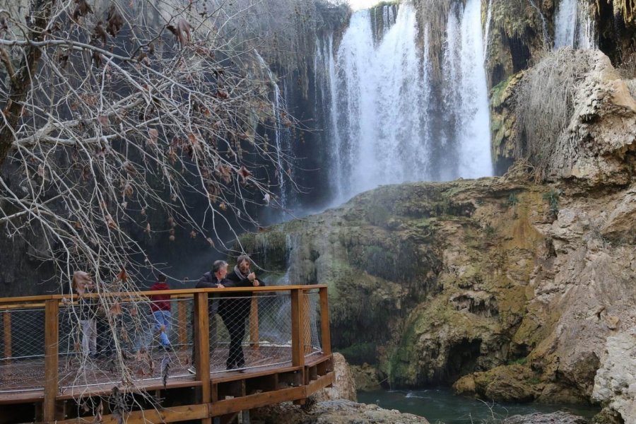 Ziyaretçileri Hayran Bırakan Doğa Hazinesi: "yerköprü Şelalesi"
