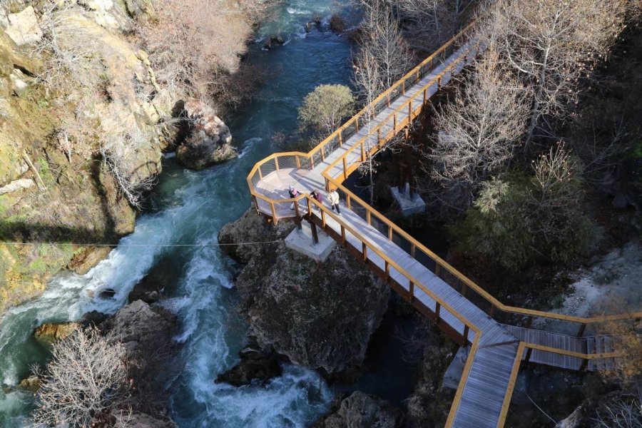 Ziyaretçileri Hayran Bırakan Doğa Hazinesi: "yerköprü Şelalesi"