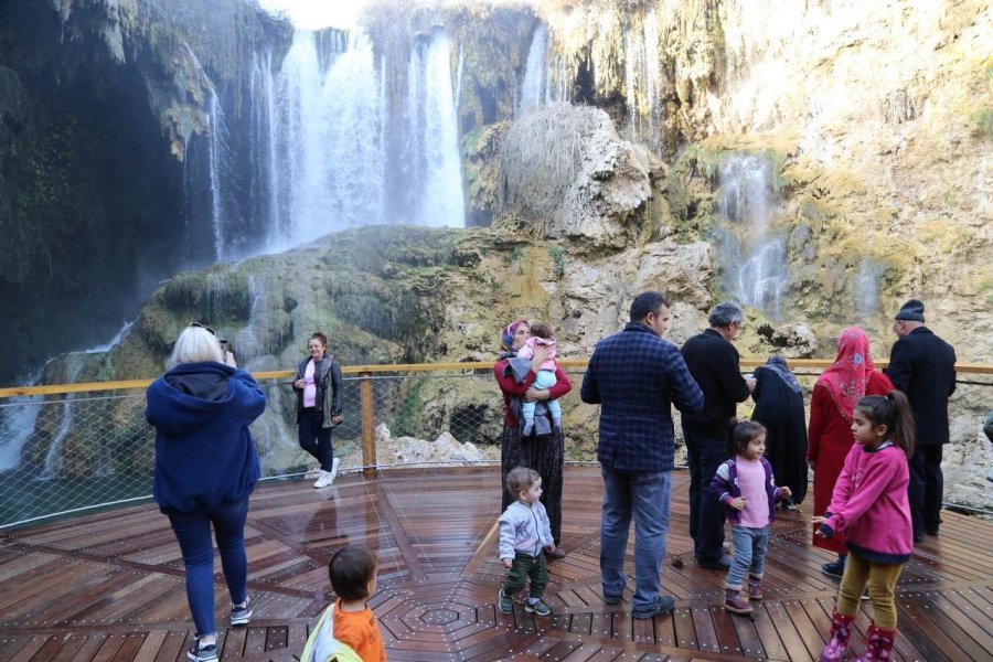 Ziyaretçileri Hayran Bırakan Doğa Hazinesi: "yerköprü Şelalesi"