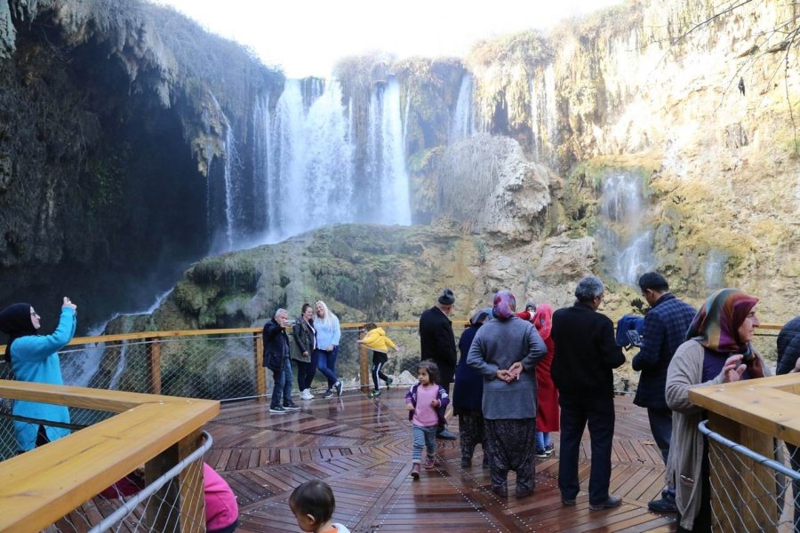 Ziyaretçileri Hayran Bırakan Doğa Hazinesi: "yerköprü Şelalesi"