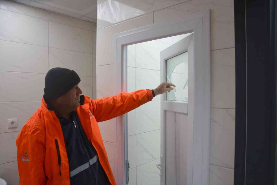 Tarsus Atatürk Gençlik Parkında Tuvalet Ve Diğer Ortak Kullanım Alanlarına Zarar Verildi