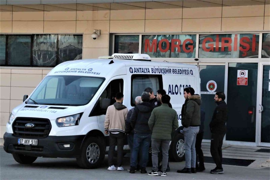 (düzeltme) Bugün Servis Edilen "üniversite Mezunu 23 Yaşındaki Emine Kalp Krizine Yenik Düştü" Başlıklı Haberimizde, Hayatını Kaybeden Emine Karayılan’ın Fotoğrafları Olarak Servis Edilen 2 Kare, Kaynağından İptal Edilmiştir