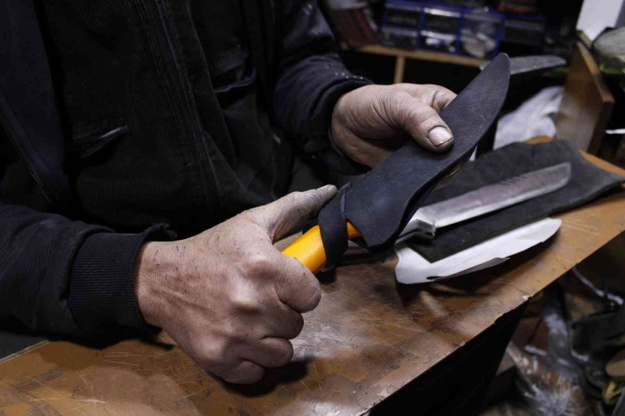 Antalyalı Usta Yıllardır Eskişehir’de Ürettiği Bıçak Kılıflarıyla Dikkat Çekiyor