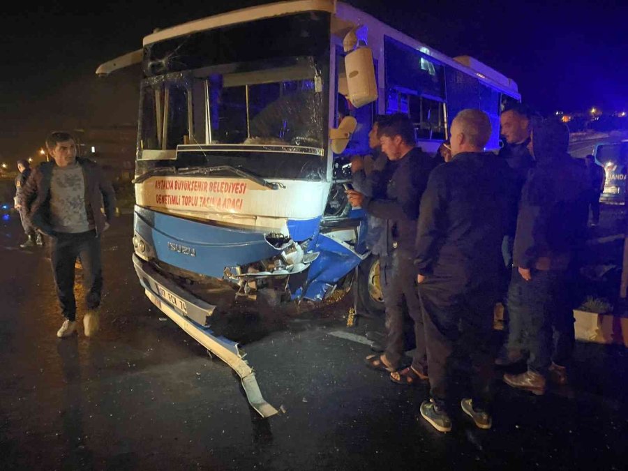 Kamyonetle Halk Otobüsü Çarpıştı: 4 Yaralı