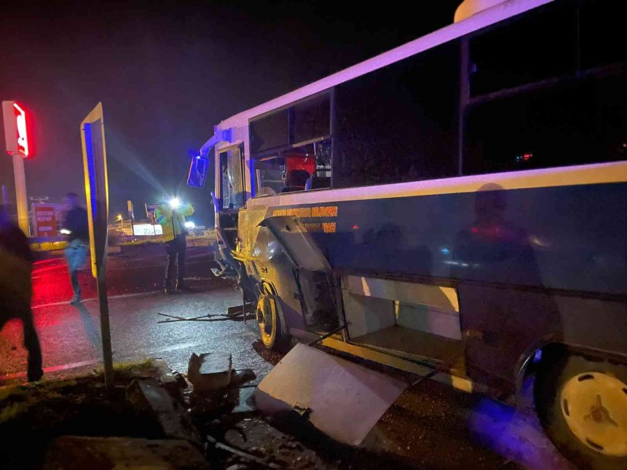 Kamyonetle Halk Otobüsü Çarpıştı: 4 Yaralı