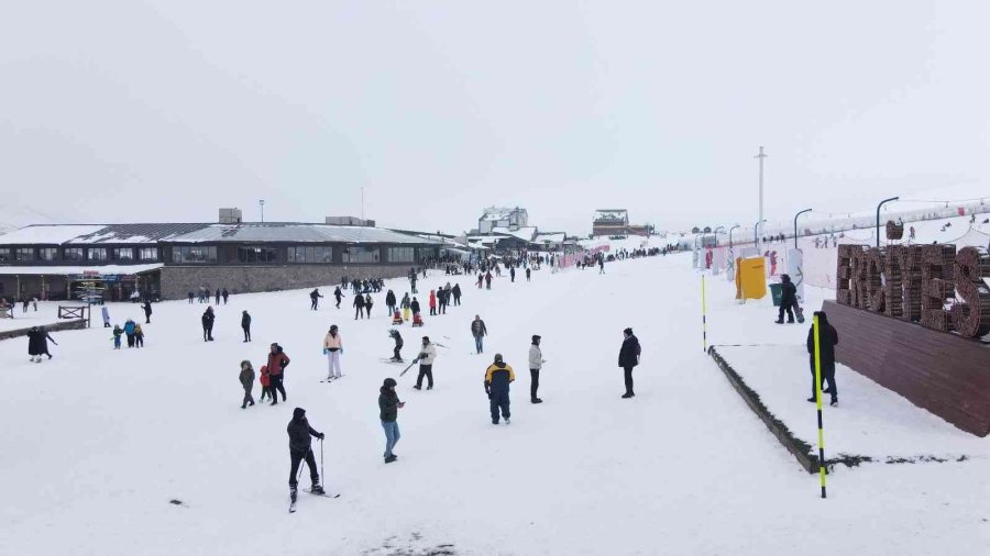 Sezonu Açan Erciyes’te Hafta Sonu Yoğunluğu