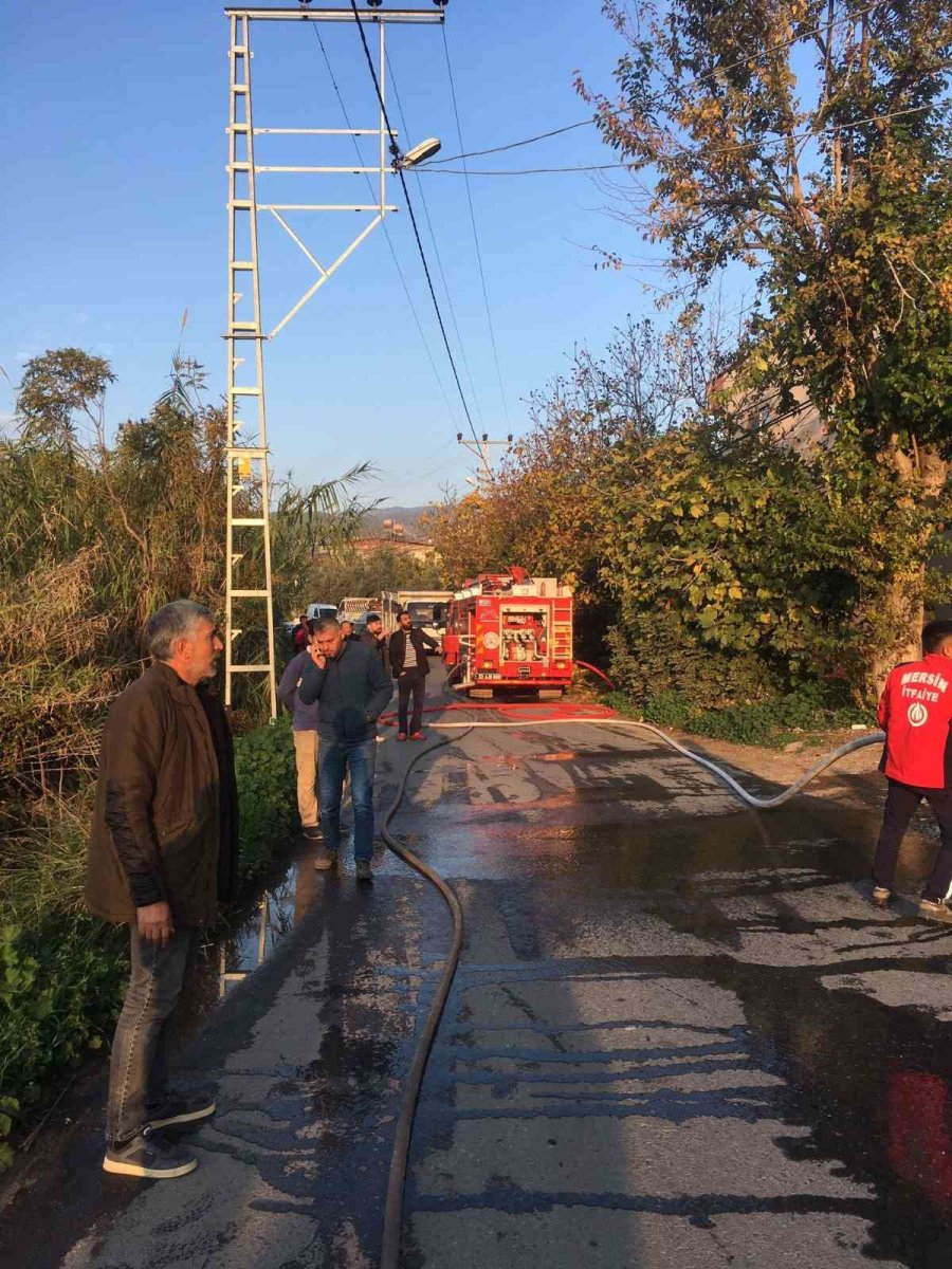 Elektrikli Sobadan Çıkan Yangında 2 Katlı Ev Alevlere Teslim Oldu