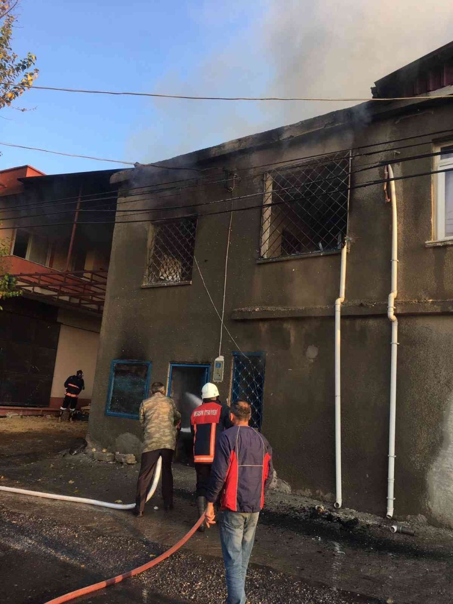 Elektrikli Sobadan Çıkan Yangında 2 Katlı Ev Alevlere Teslim Oldu