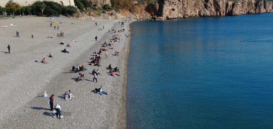 Hava Sıcaklığının 19 Derece Olduğu Antalya’da Sahiller Yaz Günlerini Aratmadı