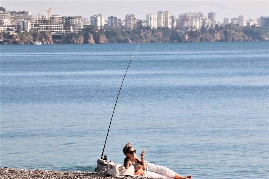 Hava Sıcaklığının 19 Derece Olduğu Antalya’da Sahiller Yaz Günlerini Aratmadı