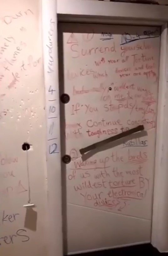 Komşularının Duvarlarına Tehdit Sözleri Yazıp Dışkı Süren Kadın Sınır Dışı Edildi