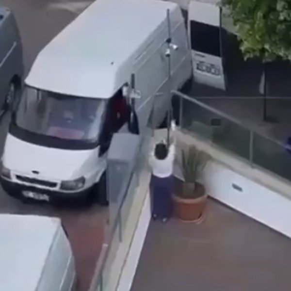 Komşularının Duvarlarına Tehdit Sözleri Yazıp Dışkı Süren Kadın Sınır Dışı Edildi