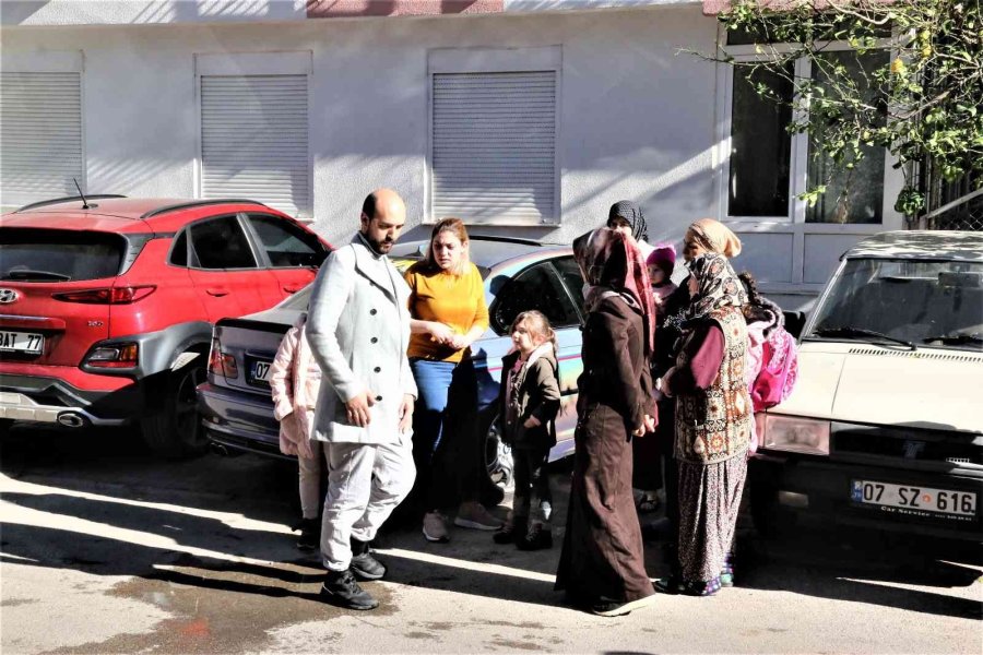 Komşularının İhbarıyla Eve Gelen Kadın Gözyaşlarını Tutamadı