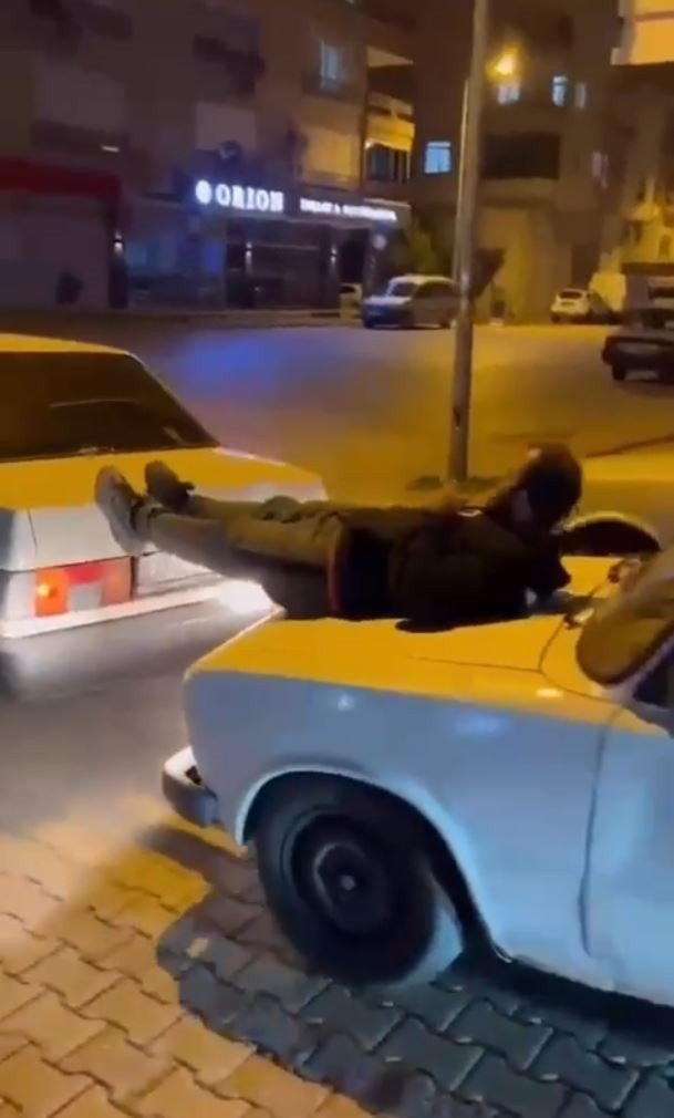 İki Otomobilin Arasına Uzanıp, Arızalanan Aracı Ayaklarıyla İtti