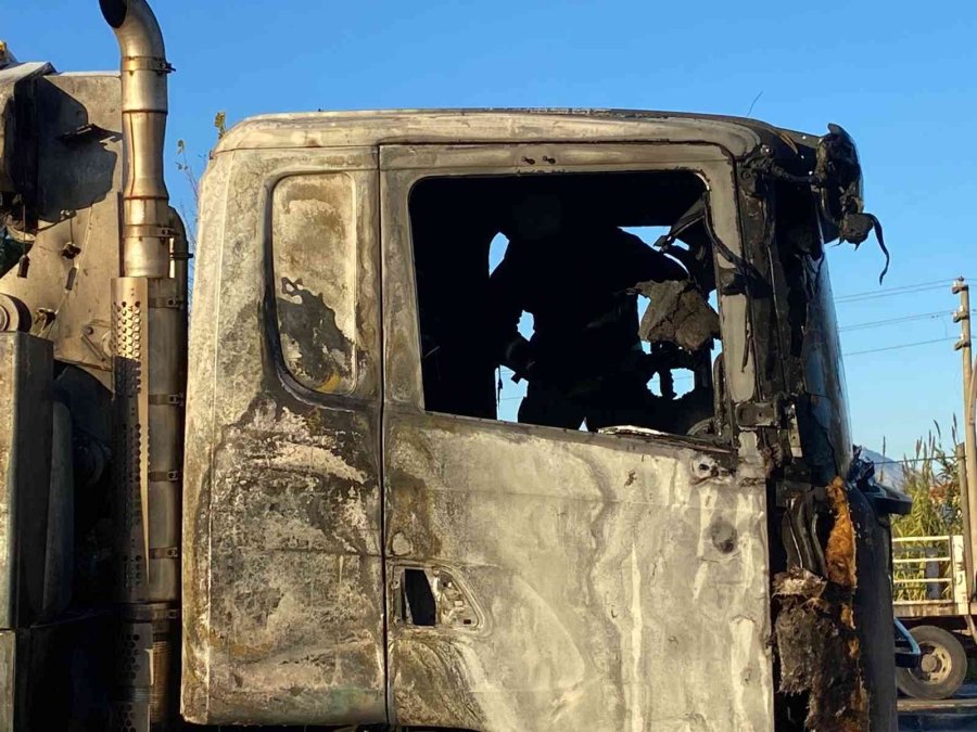 Seyir Halindeki Kamyon Alev Alev Yandı