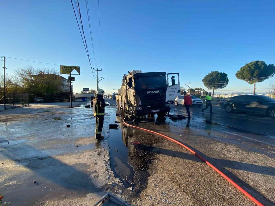 Seyir Halindeki Kamyon Alev Alev Yandı