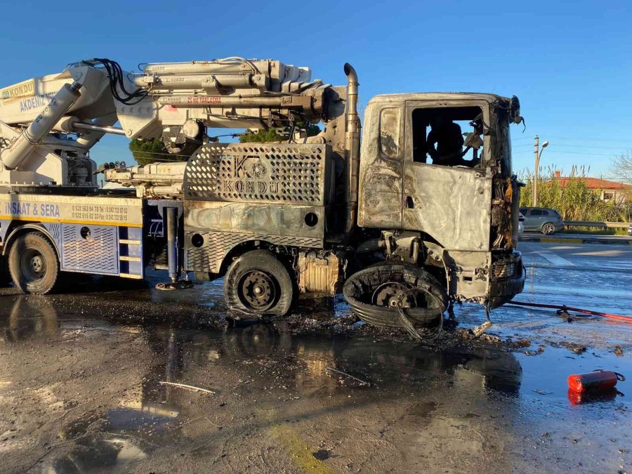 Seyir Halindeki Kamyon Alev Alev Yandı