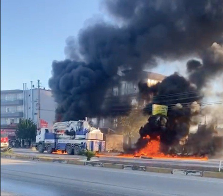 Seyir Halindeki Kamyon Alev Alev Yandı
