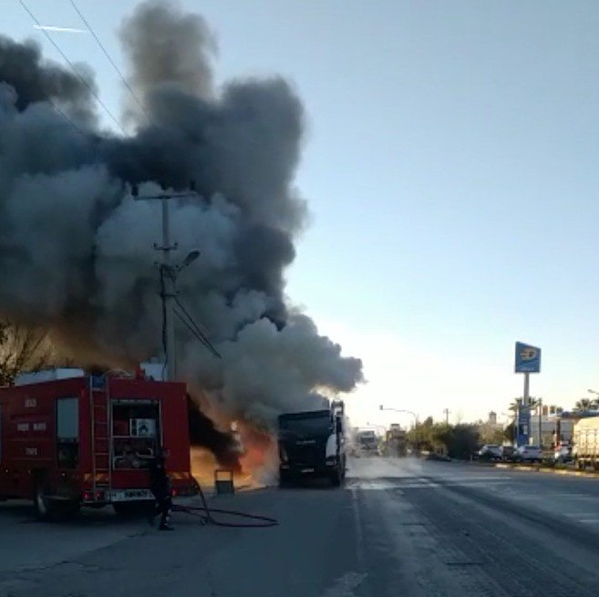 Seyir Halindeki Kamyon Alev Alev Yandı