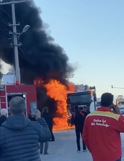 Seyir Halindeki Kamyon Alev Alev Yandı