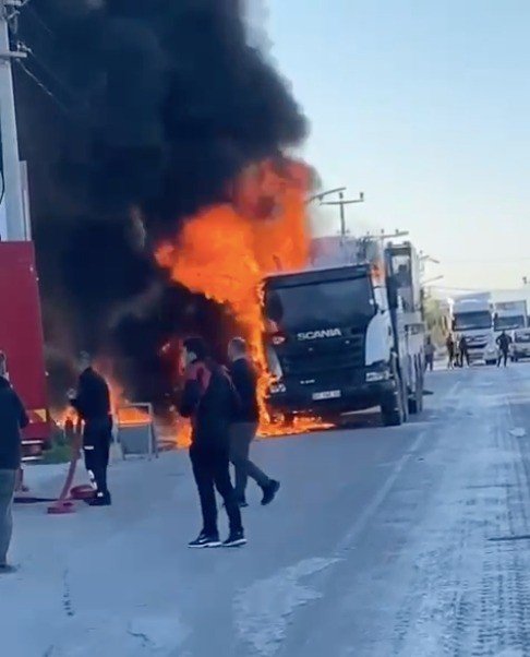 Seyir Halindeki Kamyon Alev Alev Yandı