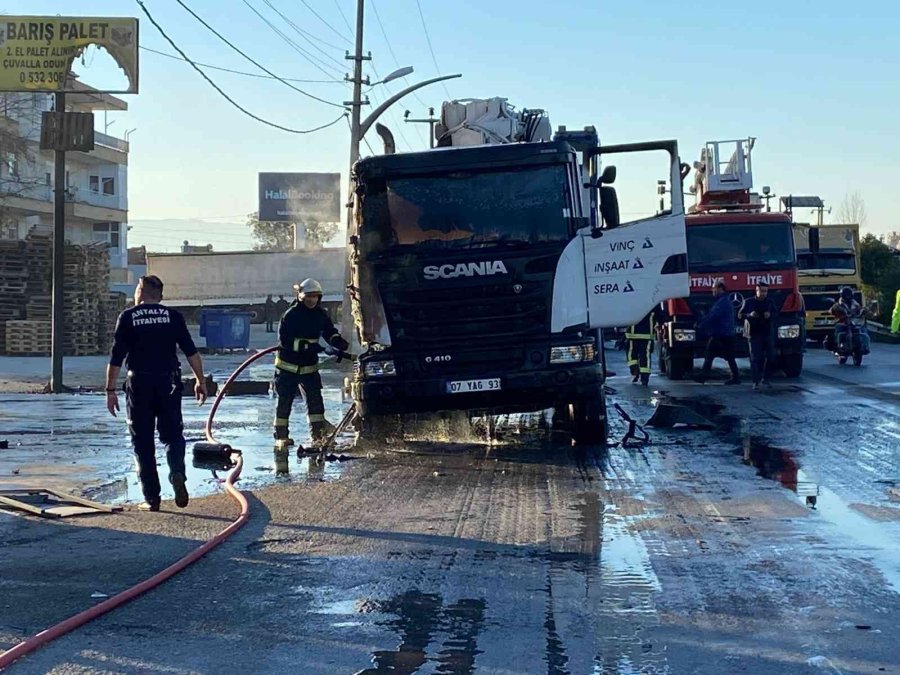 Seyir Halindeki Kamyon Alev Alev Yandı