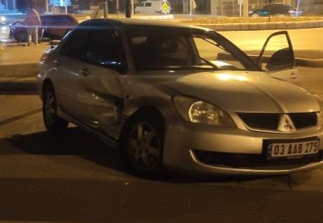 Kavşakta Çarpışan 2 Araçta Maddi Hasar Oluştu