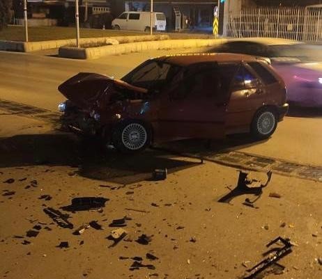 Kavşakta Çarpışan 2 Araçta Maddi Hasar Oluştu