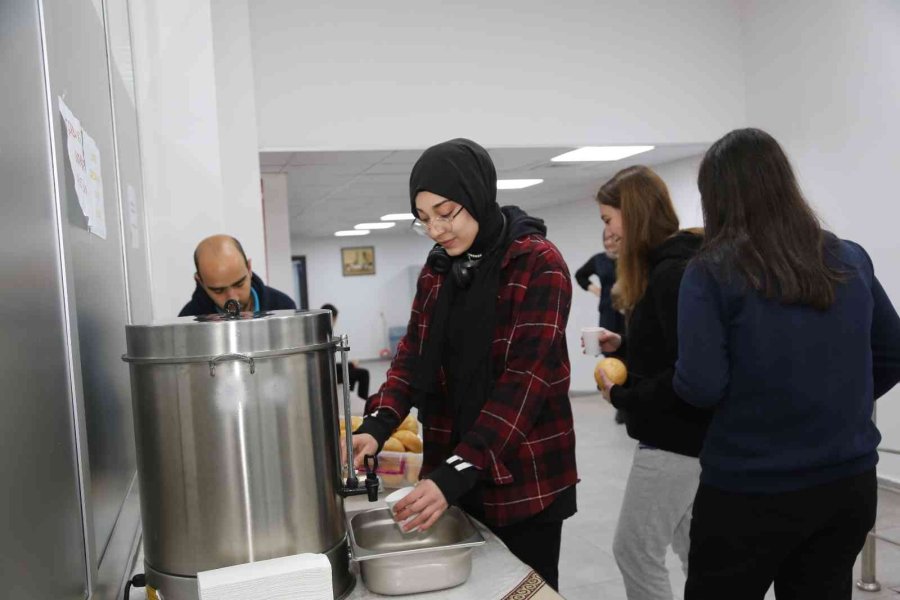 Gençler, Büyükşehir’in ‘bardakta Sıcak Çorba’ İkramını Çok Sevdi