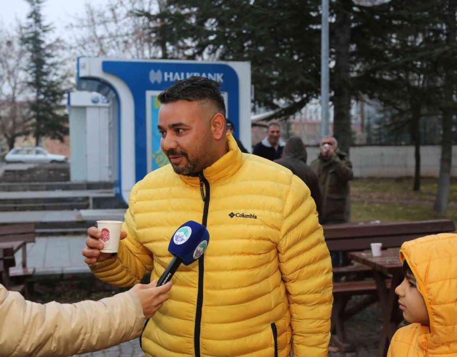Gençler, Büyükşehir’in ‘bardakta Sıcak Çorba’ İkramını Çok Sevdi