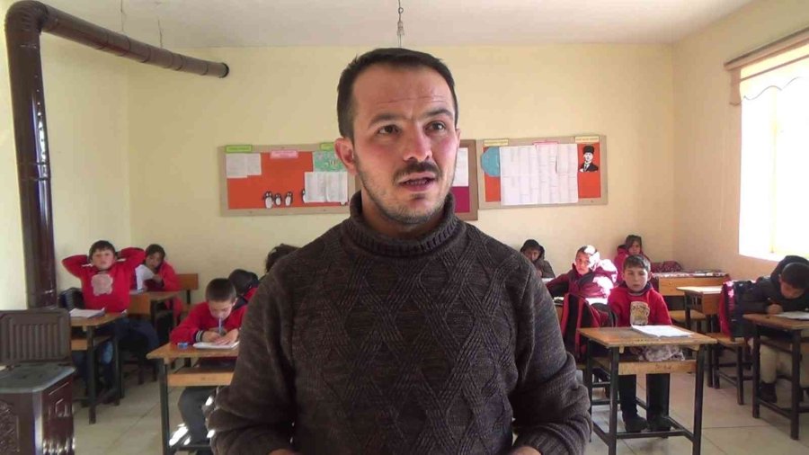 Okulda Öğretmen, Camide İmam