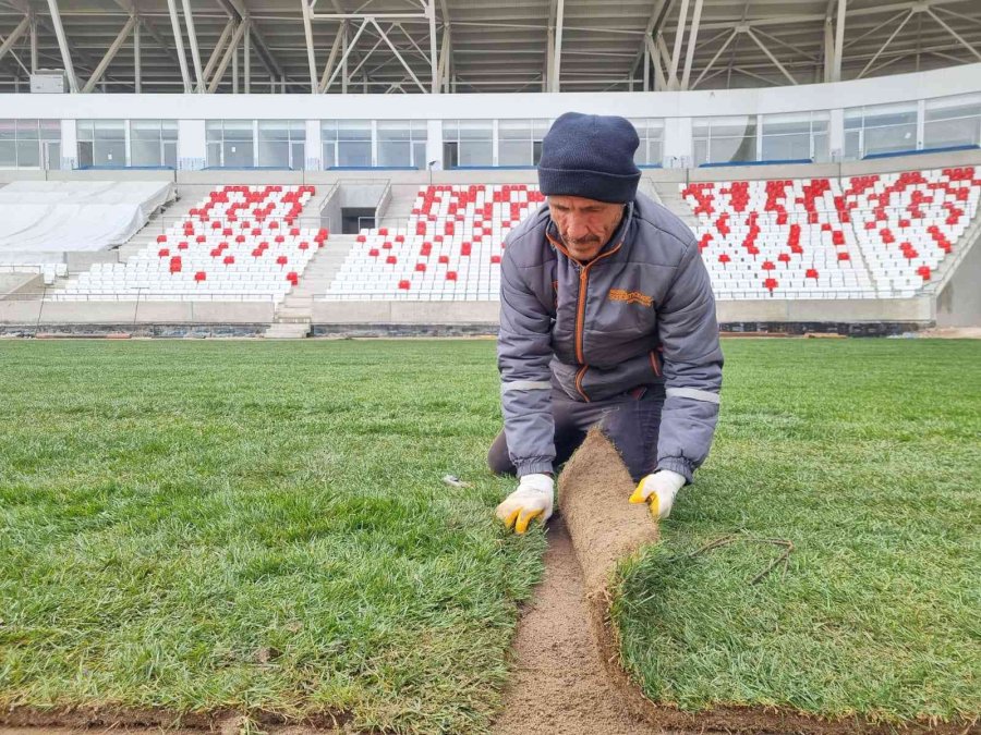 Karaman’ın 15 Bin Kişilik Stadyumunda Çim Serme Çalışması Başladı