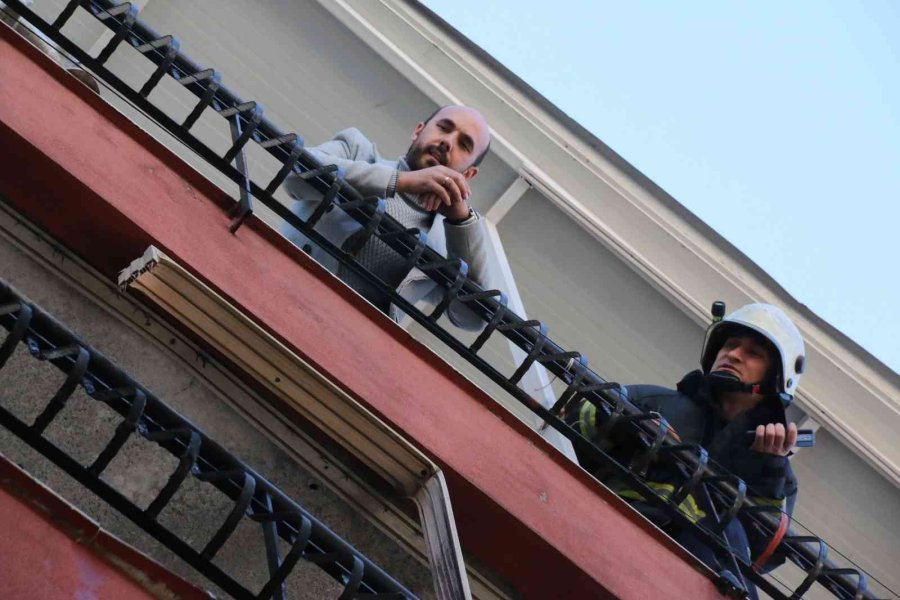 Komşularının İhbarıyla Eve Gelen Kadın Gözyaşlarını Tutamadı