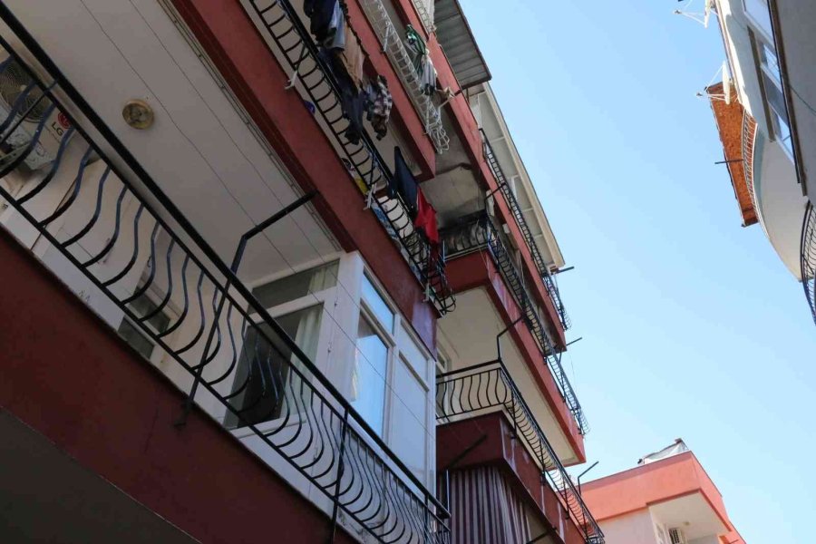 Komşularının İhbarıyla Eve Gelen Kadın Gözyaşlarını Tutamadı