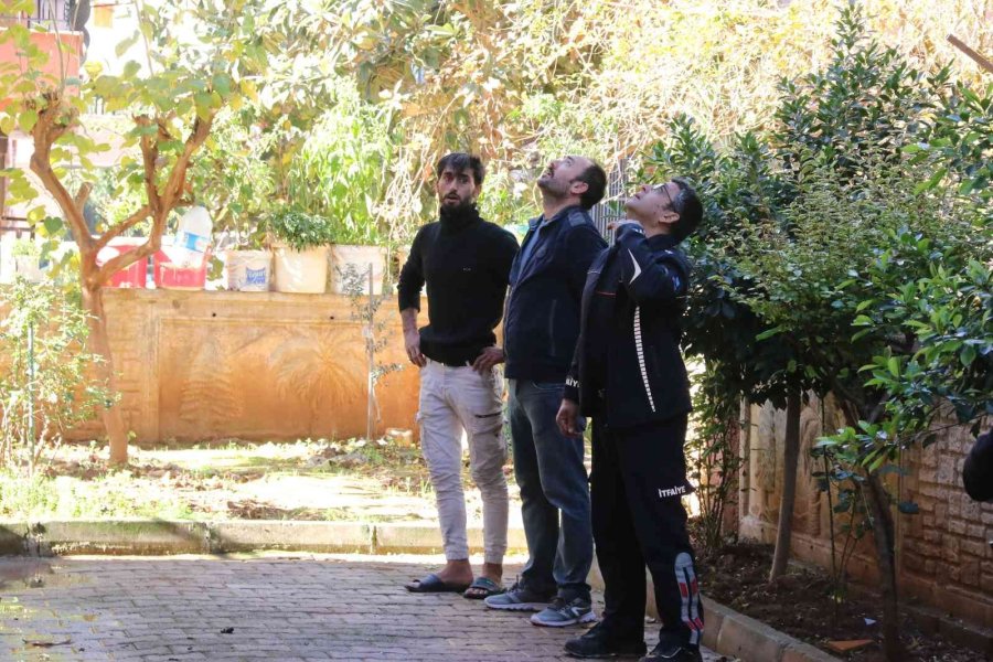 Komşularının İhbarıyla Eve Gelen Kadın Gözyaşlarını Tutamadı