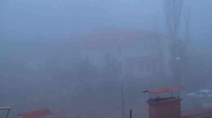 Aksaray’da Yoğun Sis Görüş Mesafesini 20 Metreye Düşürdü