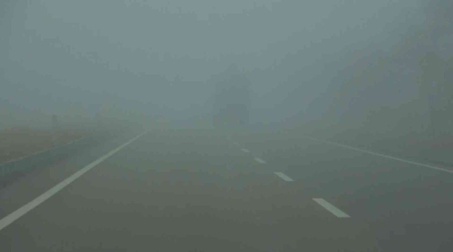 Aksaray’da Yoğun Sis Görüş Mesafesini 20 Metreye Düşürdü