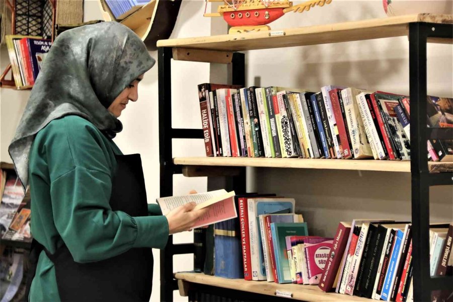 Doğadan Topladıkları Atık Malzemelerle Geri Dönüşüm Kütüphanesi Oluşturdular