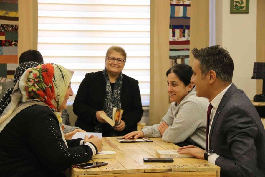 Doğadan Topladıkları Atık Malzemelerle Geri Dönüşüm Kütüphanesi Oluşturdular