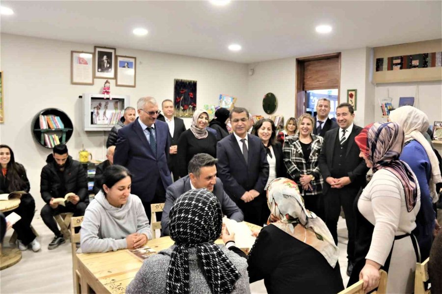 Doğadan Topladıkları Atık Malzemelerle Geri Dönüşüm Kütüphanesi Oluşturdular