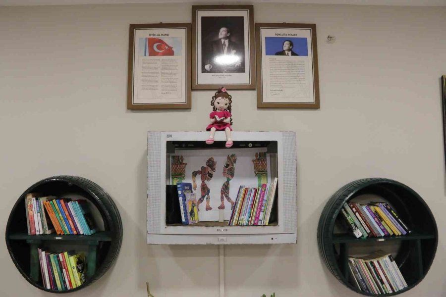 Doğadan Topladıkları Atık Malzemelerle Geri Dönüşüm Kütüphanesi Oluşturdular