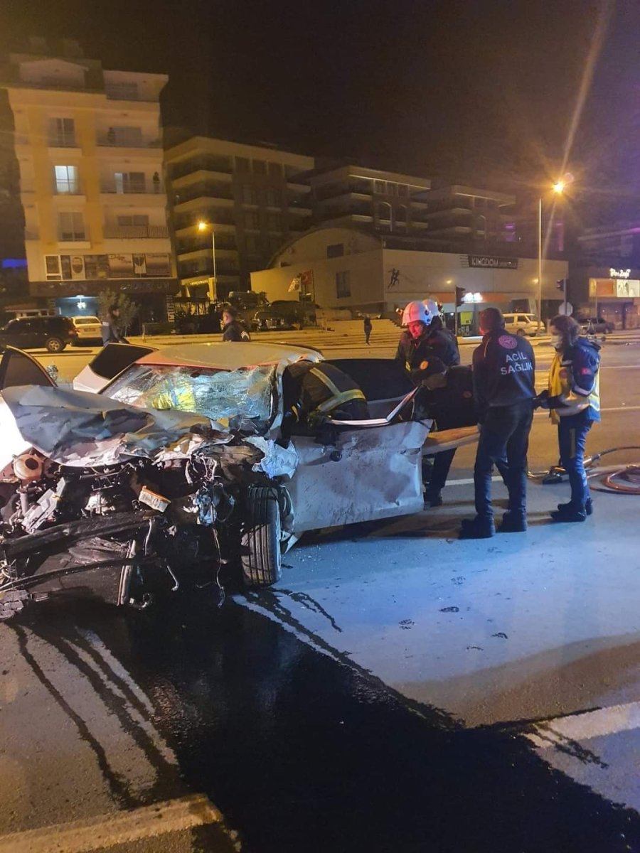 İki Otomobilin Çarpıştığı Kazada 1 Ölü, 1 Yaralı