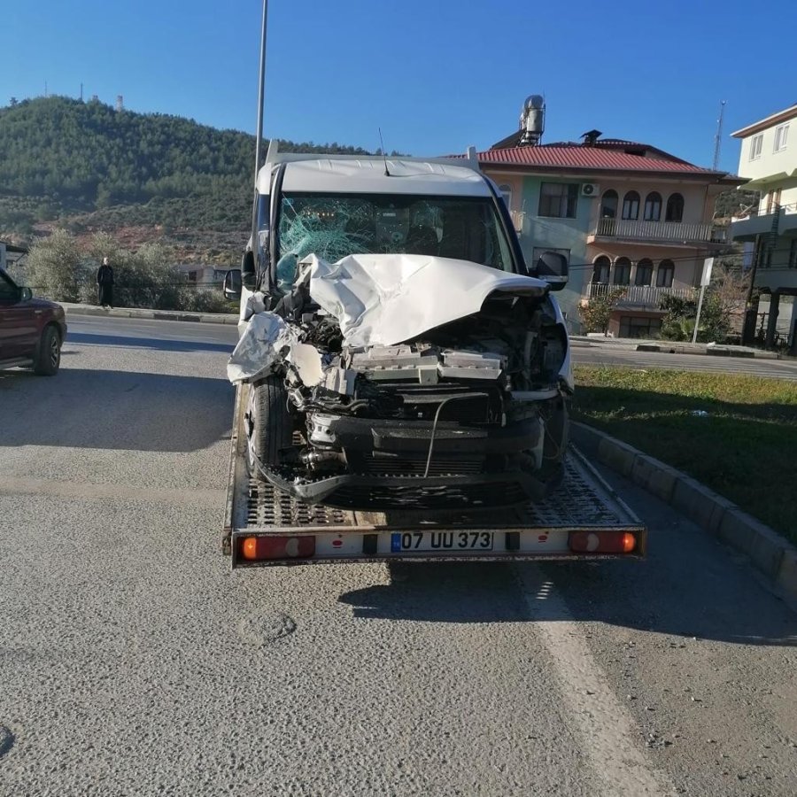 Gazipaşa’da Belediyeye Ait Süpürge Kamyonu İle Kamyonet Çarpıştı: 3 Yaralı