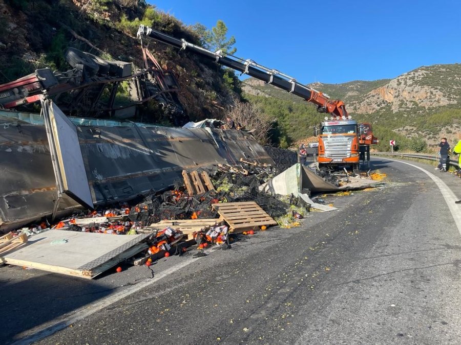 Gazipaşa’da Virajı Alamayan Meyve Yüklü Tır Alt Yola Uçtu: 1 Ölü