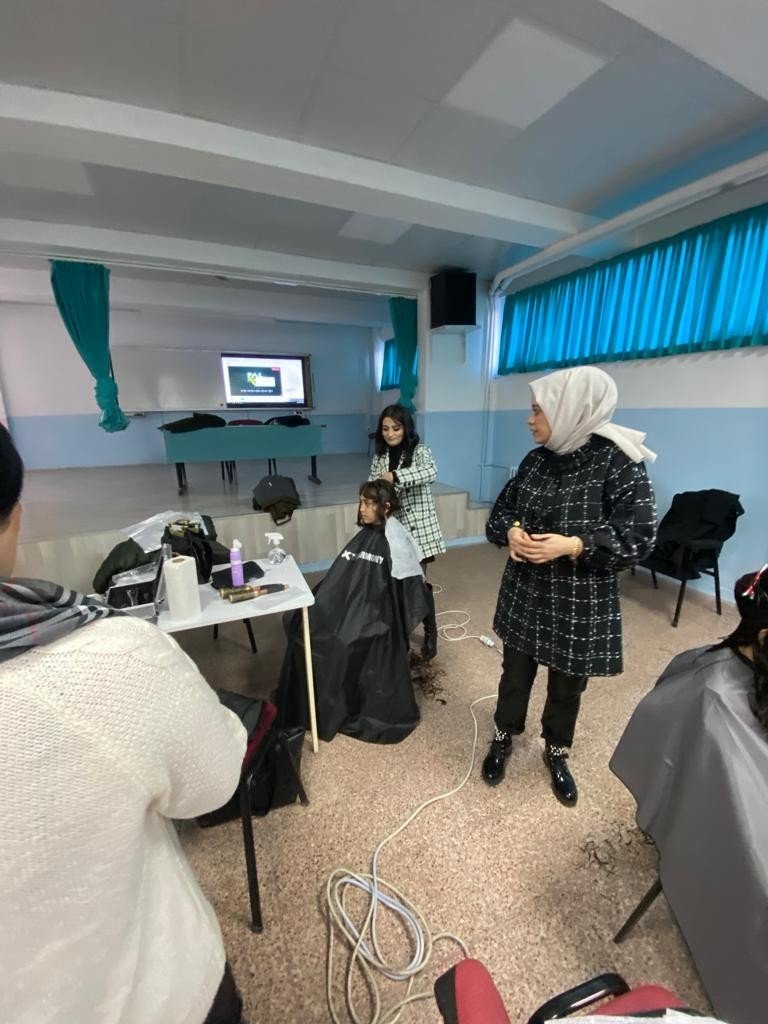 Kuaförlerden Miniklere Yeni Yıl Sürprizi