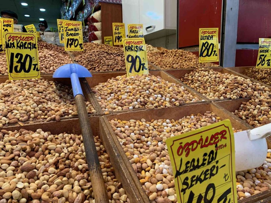 Yılbaşı Öncesi Tezgâhları Süsleyen Kuruyemişler Cep Yakıyor