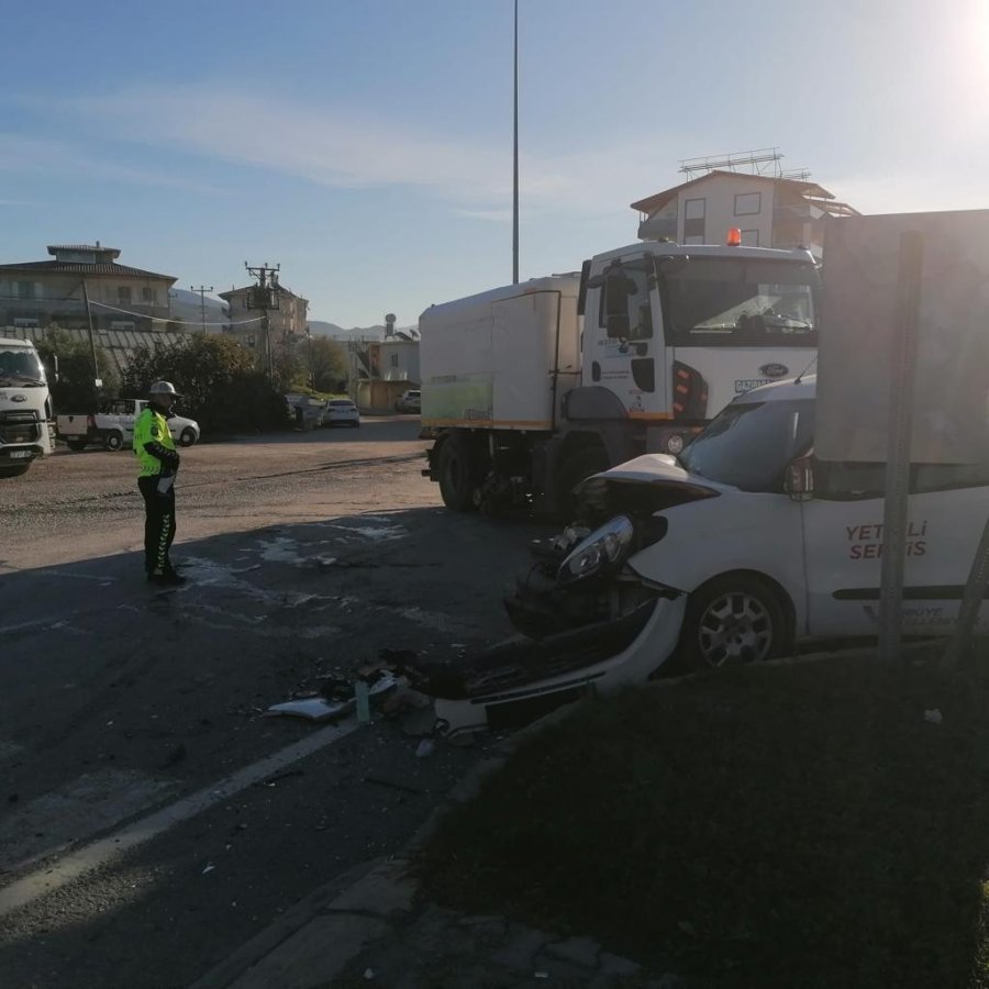 Gazipaşa’da Belediyeye Ait Süpürge Kamyonu İle Kamyonet Çarpıştı: 3 Yaralı